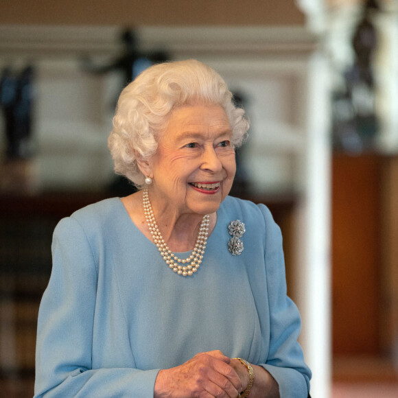 La reine Elisabeth II quitte Sandringham House, qui est la résidence de la reine à Norfolk, après une réception avec des représentants de groupes communautaires locaux pour célébrer le début du Jubilé de platine.Le 5 février 2022.  Queen Elizabeth II during a reception in the Ballroom of Sandringham House, which is the Queen's Norfolk residence, with representatives from local community groups to celebrate the start of the Platinum Jubilee. The Queen came to the throne 70 years ago this Sunday when, on February 6 1952, the ailing King George VI - who had lung cancer - died at Sandringham in the early hours., 