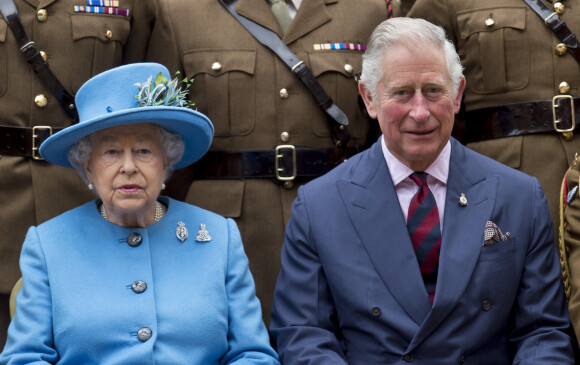 La reine Elisabeth II d'Angleterre et le prince Charles en visite au régiment de cavalerie montée à Hyde Barracks à Londres. Le 24 octobre 2017 