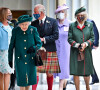 La reine Elisabeth II d'Angleterre, le prince Charles, prince de Galles, et Camilla Parker Bowles, duchesse de Cornouailles, arrivent au Parlement écossais à Edimbourg.