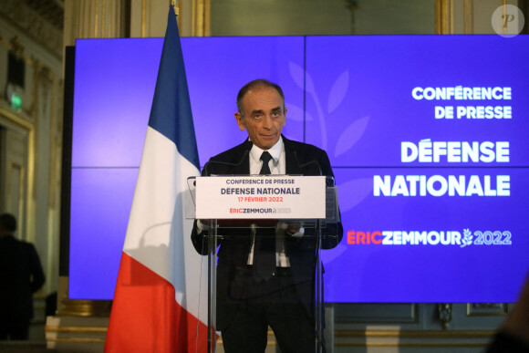Eric Zemmour, candidat du parti Reconquête! à l'élection présidentielle 2022, donne une conférence de presse sur son progrmme de défense nationale à Paris le 17 février 2022.