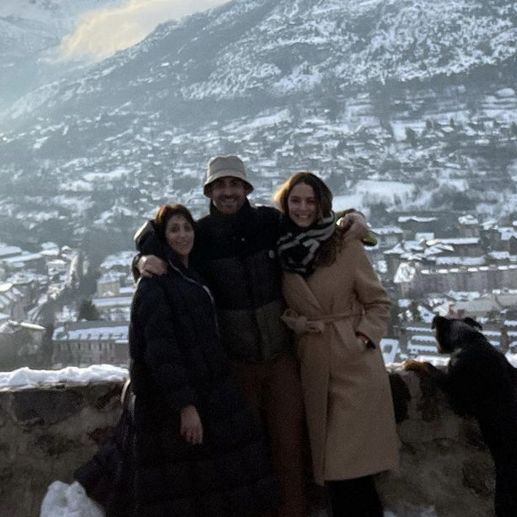 Camille Combal en vacances à la montagne avec sa femme Marie et sa mère - Instagram