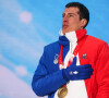 Quentin Fillon-Maillet lors de la remise de sa médaille d'or sur l'épreuve de la poursuite en biathlon homme 12.5 kms aux Jeux Olympiques d'Hiver de Pékin 2022 (JO Pékin 2022) sur la place des médailles à Pékin, Chine, le 14 février 2022. © Sergei Bobylev/Tass/Bestimage