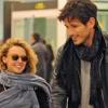Andres Velencoso et Kylie Minogue à l'aéroport de Barcelone le 24 décembre 2009
