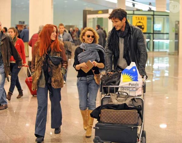 Andres Velencoso et Kylie Minogue à l'aéroport de Barcelone le 24 décembre 2009