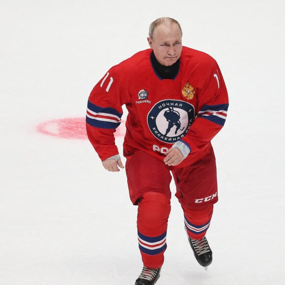 Le président russe Vladimir Poutine lors du match amical de gala de la Ligue de hockey de nuit au Bolchoï Ice Dome à Sotchi, Russie , le 10 mai 2021.
