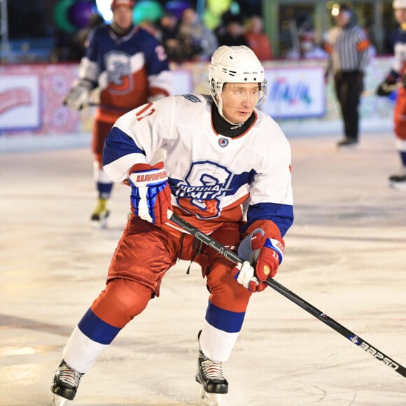 Le président Russe Vladimir Poutine participe à un match de hockey sur glace amical sur la Place Rouge à Moscou le 29 décembre 2018