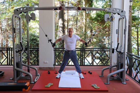 Le président russe Vladimir Poutine faisant du sport avec le premier ministre russe Dmitry Medvedev à la résidence Bocharov Ruchei à Sochi en 2015