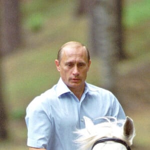 Vladimir Poutine à cheval dans sa résidence de Novo-Ogaryovo en 2003