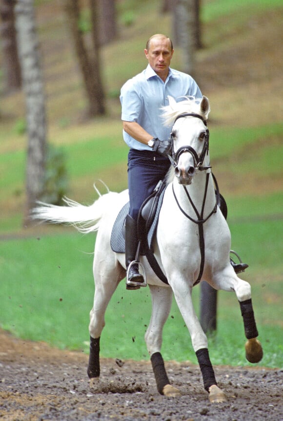 Vladimir Poutine à cheval dans sa résidence de Novo-Ogaryovo en 2003