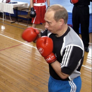 Vladimir Poutine faisant de la boxe dans un club de Moscou en 2004