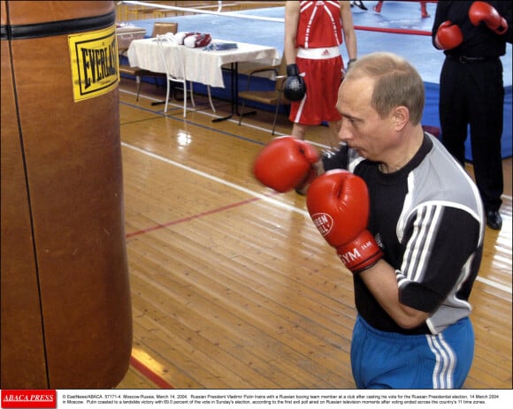 Vladimir Poutine faisant de la boxe dans un club de Moscou en 2004
