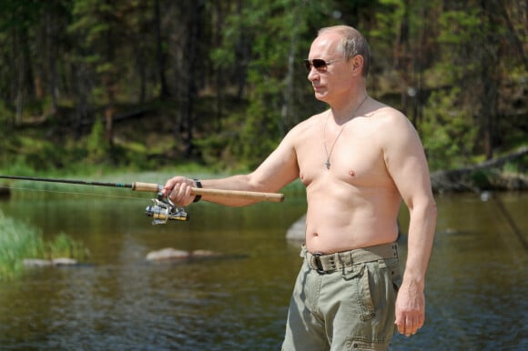 Vladimir Poutine pêchant torse nu lors de ses vacances en Sibérie en Russie