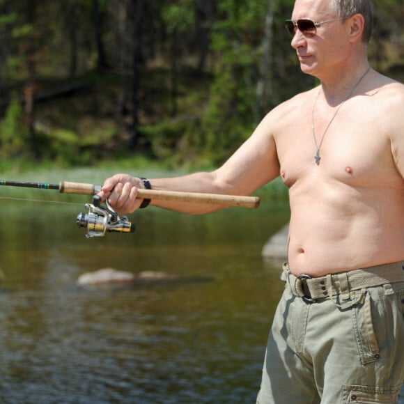 Vladimir Poutine pêchant torse nu lors de ses vacances en Sibérie en Russie