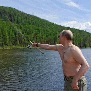 Vladimir Poutine pêchant torse nu lors de ses vacances en Sibérie en Russie, 26 juillet 2013