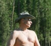 Vladimir Poutine : le président russe en train de pêcher au bord de la rivière Khemchik en Russie le 13 août 2007