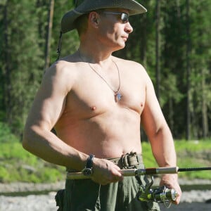 Vladimir Poutine : le président russe en train de pêcher au bord de la rivière Khemchik en Russie le 13 août 2007