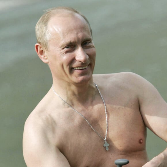 Vladimir Poutine : le président russe en train de pêcher au bord de la rivière Khemchik en Russie le 13 août 2007