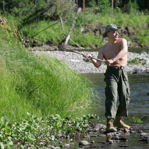 Russian President Vladimir Putin casts his fishing rod while fishing on Lake Tere-Khol in Republic of Tuva, Russia in August 13, 2007. Photo Dmitry Astakhov/Itar-Tass/ABACAPRESS.COM 