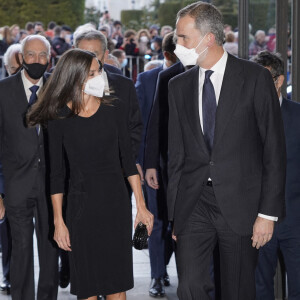 Le roi Felipe VI et la reine Letizia d'Espagne, arrivent pour présider le gala inaugural commémorant les événements du V Centenaire de la mort d'Antonio de Nebrija, au théâtre Royal à Madrid, Espagne, le 21 février 2022. 
