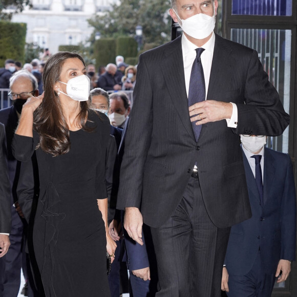 Le roi Felipe VI et la reine Letizia d'Espagne, arrivent pour présider le gala inaugural commémorant les événements du V Centenaire de la mort d'Antonio de Nebrija, au théâtre Royal à Madrid, Espagne, le 21 février 2022. 