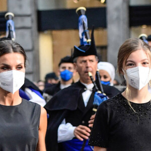 Le roi Felipe V et la reine Letizia d'Espagne, avec la princesse Leonor, princesse des Asturies et l'infante Sofia d'Espagne - La famille royale espagnole lors de la cérémonie de remise des prix de la princesse des Asturies au théâtre Campoamor à Oviedo, Espagne, le 22 octobre 2021. 