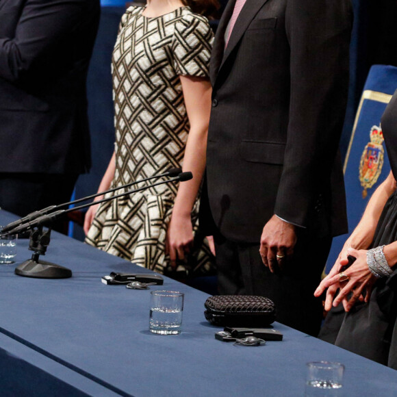 Le roi Felipe V et la reine Letizia d'Espagne, avec la princesse Leonor, princesse des Asturies et l'infante Sofia d'Espagne - La famille royale espagnole lors de la cérémonie de remise des prix de la princesse des Asturies au théâtre Campoamor à Oviedo, Espagne, le 22 octobre 2021. 