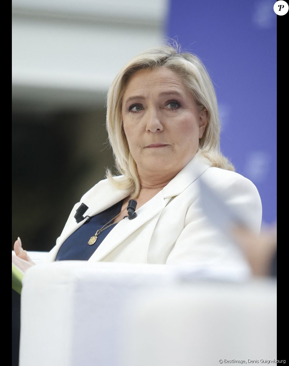 La candidate du Rassemblement National (RN) à l'élection présidentielle 2022, Marine Le Pen lors de la REF Présidentille du Mouvement des entreprises de France (MEDEF) à la Station F à Paris, France, le 21 février 2022. © Denis Guignebourg/Bestimage