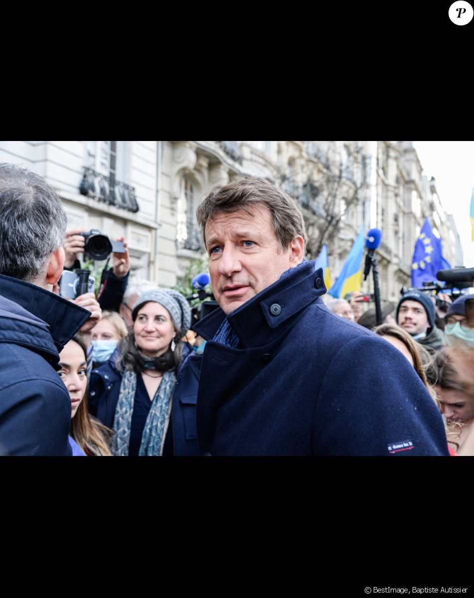 Le candidat EELV (Europe Ecologie Les Verts) à l'élection présidentielle 2022, Yannick Jadot assiste au rassemblement en solidarité avec le peuple Ukrainien, à Paris, France, le 22 février 2022. Manifestation devant l'ambassade de Russie suite à la reconnaissance d'indépendance de deux régions Ukrainiennes par le président V.Poutine. © Baptiste Autissier/Panoramic/Bestimage