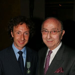 Stéphane Bern et son père Louis - Stéphane Bern reçoit la médaille de Chevalier de l'Ordre des arts et des lettres à Paris, France, le 27 avril 2004. © Frédéric Piau/Bestimage