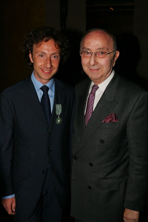 Stéphane Bern et son père Louis - Stéphane Bern reçoit la médaille de Chevalier de l'Ordre des arts et des lettres à Paris, France, le 27 avril 2004. © Frédéric Piau/Bestimage