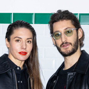 Pierre Niney et sa femme Natasha Andrew au photocall du défilé Ami automne-hiver 2022/2023 dans le cadre de la Fashion Week de Paris, France, le 19 janvier 2022. Olivier Borde/bestimage 