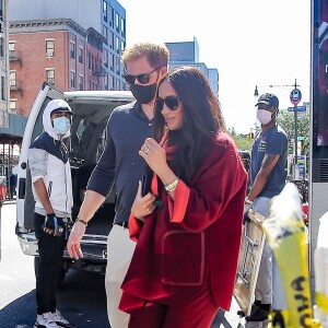 Le prince Harry, duc de Sussex et Meghan Markle sortent du restaurant Melba's à New York, le 24 septembre 2021.