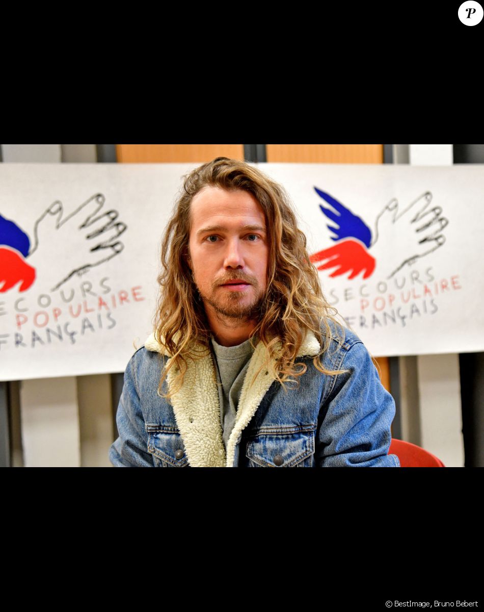 Exclusif - Julien Doré, après avoir lancé une tombola au profit des sinistrés de la tempête Alex qui a frappé les Alpes-Maritimes, fait un point presse au siège du Secours Populaire 06 à Nice le 23 novembre 2020. © Bruno Bebert / Bestimage