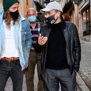 Exclusif - Le chanteur Julien Doré à la rencontre des sinistrés avec des bénévoles du Secours populaire dans la Vésubie suite au passage de la tempête Alex, à Saint-Martin-Vésubie, France, le 21 novembre 2020.  © Bruno Bebert/Bestimage