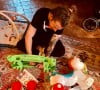 Julien Doré en plein atelier montage de jouet pour son fils, sur Twitter, décembre 2021.