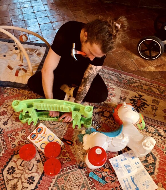 Julien Doré en plein atelier montage de jouet pour son fils, sur Twitter, décembre 2021.
