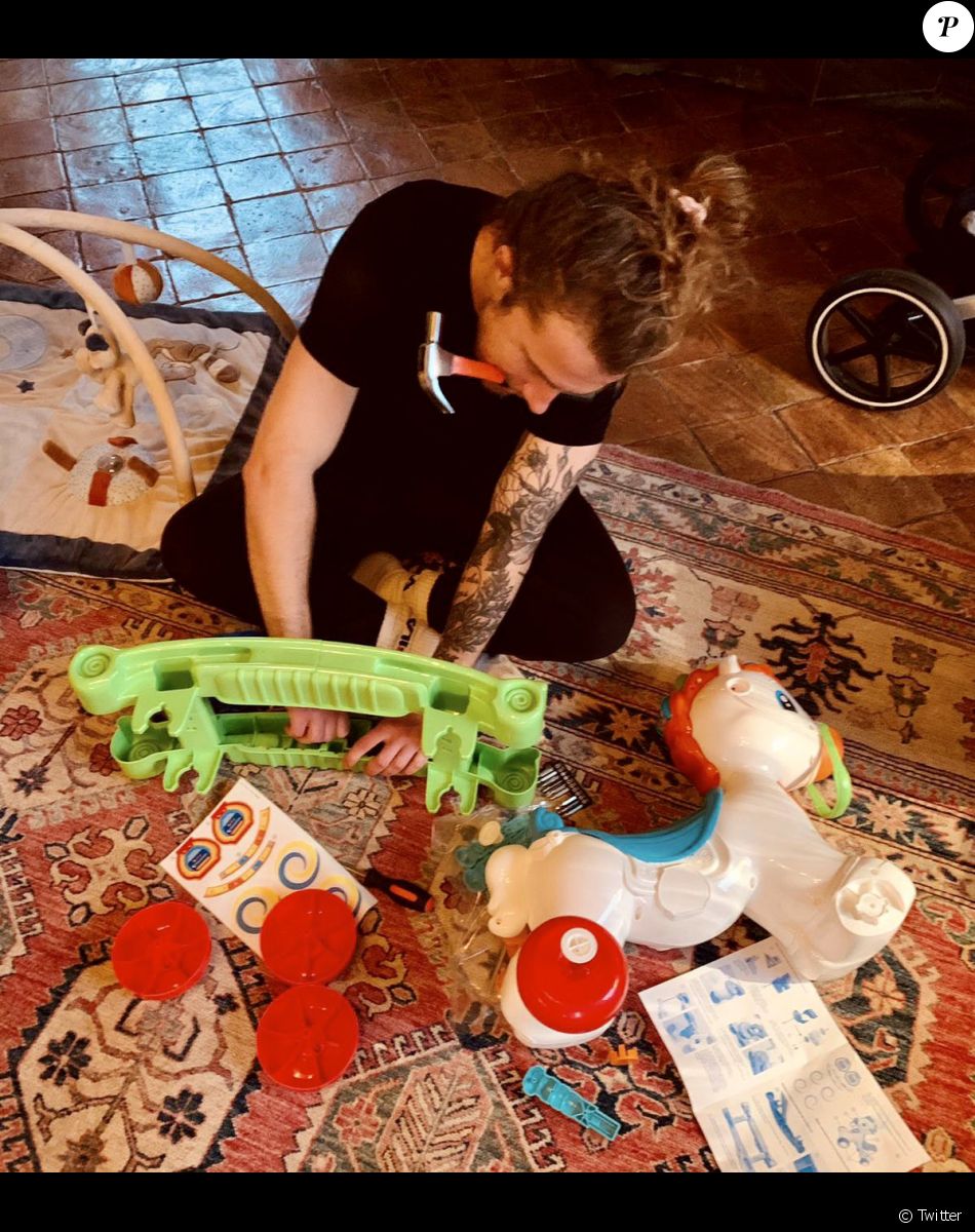 Julien Doré en plein atelier montage de jouet pour son fils, sur Twitter, décembre 2021.