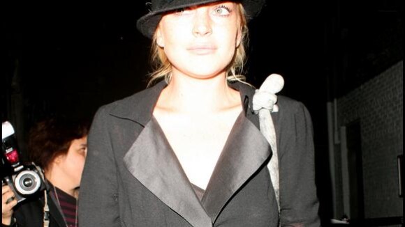 Lindsay Lohan : Regardez la starlette écraser un paparazzo... en voiture ! Il l'accuse de "violences volontaires" !