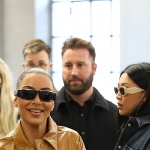 Kim Kardashian quitte son hôtel à Milan en marge de la Fashion Week, le 23 février 2022.