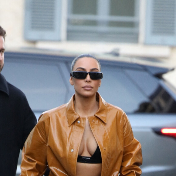 Kim Kardashian quitte son hôtel à Milan en marge de la Fashion Week, le 23 février 2022.