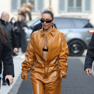 Kim Kardashian quitte son hôtel à Milan en marge de la Fashion Week, le 23 février 2022.