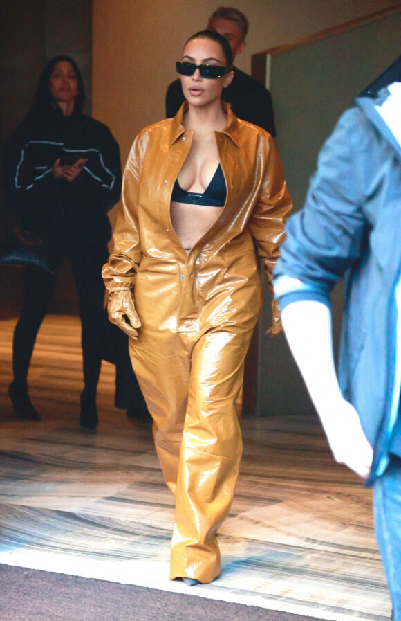Kim Kardashian quitte son hôtel à Milan en marge de la Fashion Week, le 23 février 2022.