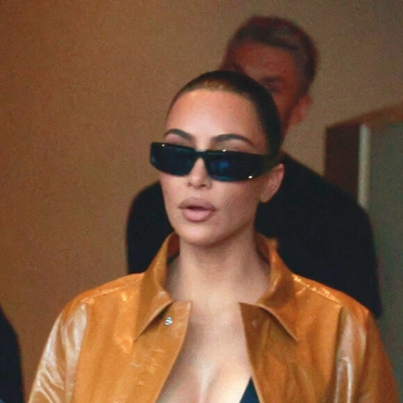 Kim Kardashian quitte son hôtel à Milan en marge de la Fashion Week, le 23 février 2022.