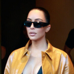 Kim Kardashian quitte son hôtel à Milan en marge de la Fashion Week, le 23 février 2022.