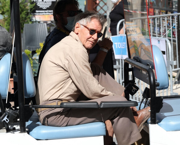 Harrison Ford arrive sur le tournage du film "Indiana Jones 5" à Cefalu en Sicile, le 8 octobre 2021. 
