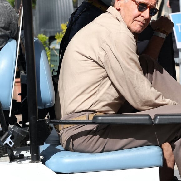 Harrison Ford arrive sur le tournage du film "Indiana Jones 5" à Cefalu en Sicile, le 8 octobre 2021. 