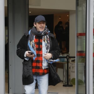 Jean-Luc Reichmann à sa sortie d'un enregistrement radio dans les studios RTL à Paris, le 10 février 2022.