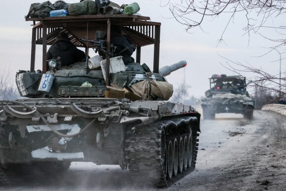 L'armée russe dans le nord de la Crimée, Russie, le 24 février 2022, et se dirige vers le front Ukrainien.  CRIMEA, RUSSIA - FEBRUARY 24, 2022: Tanks move across the town of Armyansk, northern Crimea. Early on February 24, President Putin announced a special military operation to be conducted by the Russian Armed Forces in response to appeals for help from the leaders of the Donetsk and Lugansk People's Republics. 