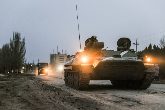 L'armée russe dans le nord de la Crimée, Russie, le 24 février 2022, et se dirige vers le front Ukrainien.