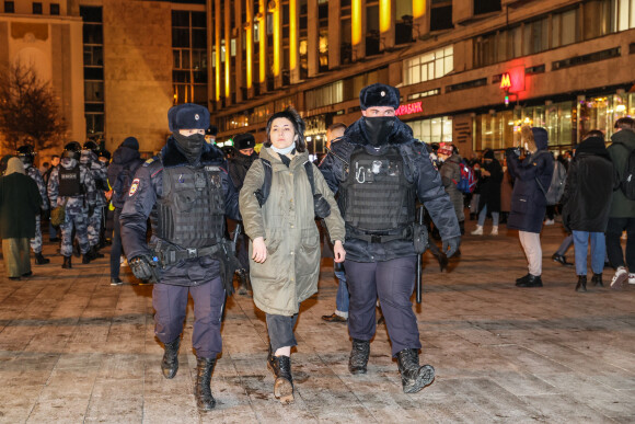 La police arrête les manifestants anti-guerre sur la place Pouchkine à Moscou, Russie le 24 février 2022.